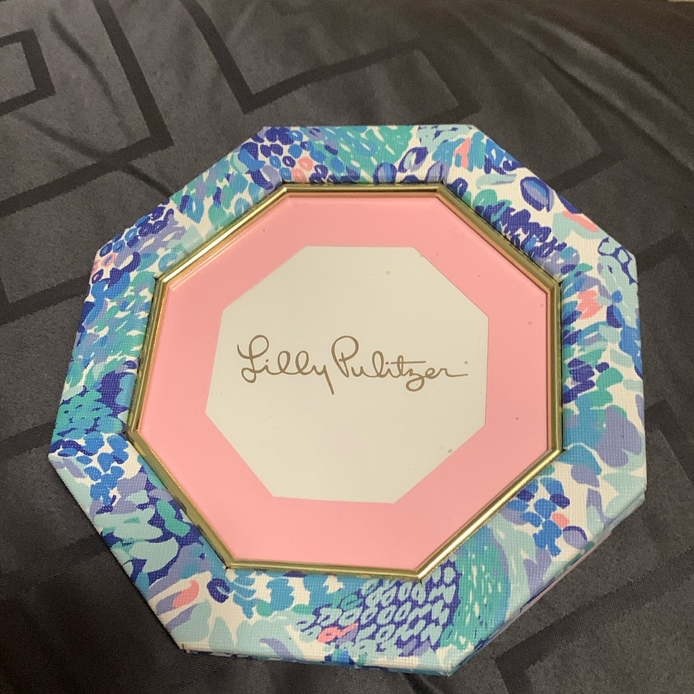 Lily Pulitzer octagon craneo. Turquoise frame